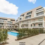 Zwem & Zen - Spacious With Outdoor Pool Appartamento
