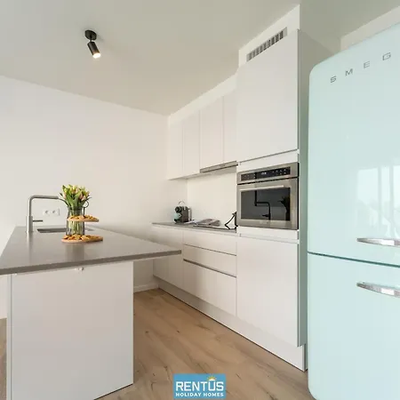 Zwem & Zen - Spacious With Outdoor Pool 아파트 니우포르트