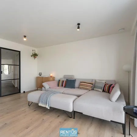 Zwem & Zen - Spacious With Outdoor Pool 니우포르트