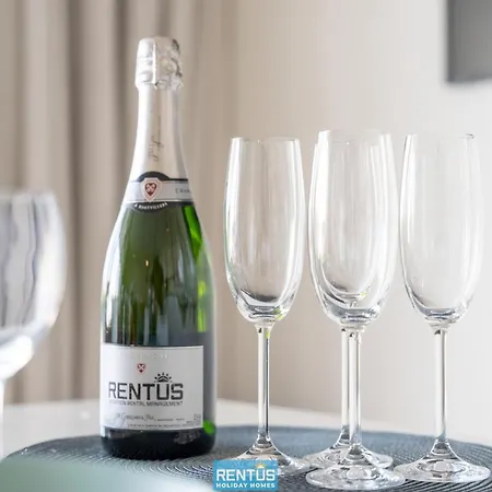 Zwem & Zen - Spacious With Outdoor Pool 아파트 니우포르트