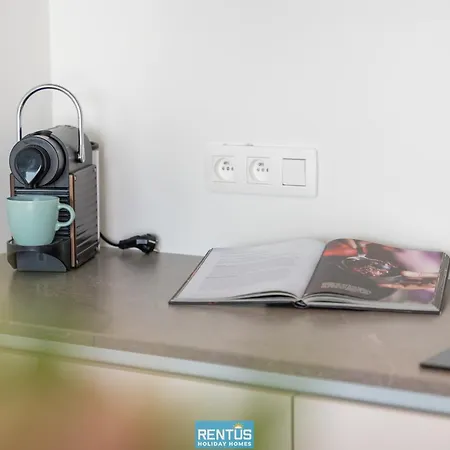 Zwem & Zen - Spacious With Outdoor Pool 아파트 *