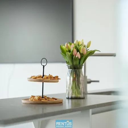 Zwem & Zen - Spacious With Outdoor Pool 아파트 *