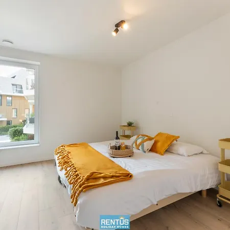 Zwem & Zen - Spacious With Outdoor Pool 니우포르트