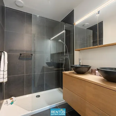 Zwem & Zen - Spacious With Outdoor Pool 아파트 니우포르트