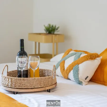 Zwem & Zen - Spacious With Outdoor Pool 아파트