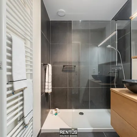 Zwem & Zen - Spacious With Outdoor Pool アパート